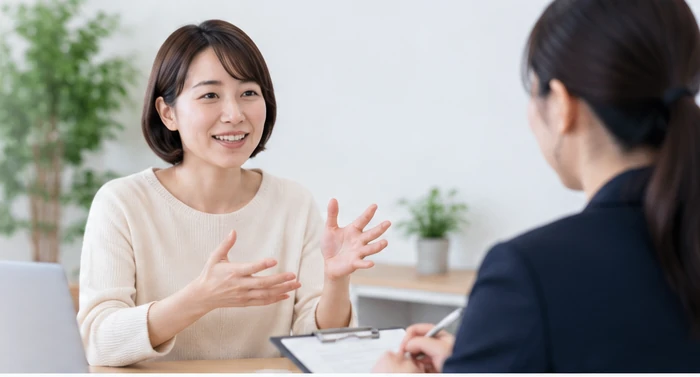 聞き手と対象者が向き合うインタビューのイメージ(イメージ画像)